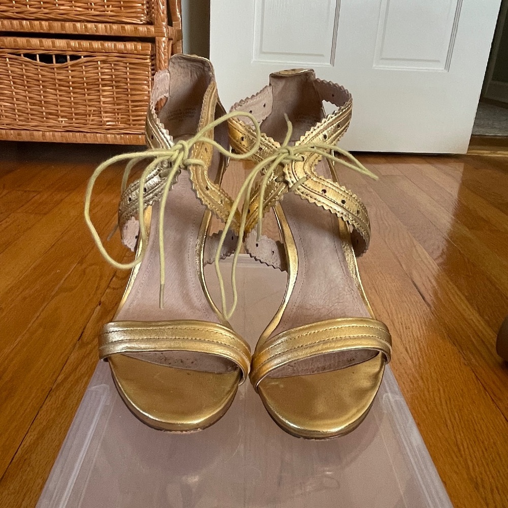 Pour La Victoire Gold Heels